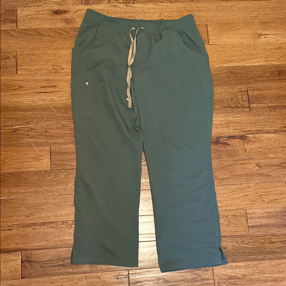 Figs cargo pants in color moss